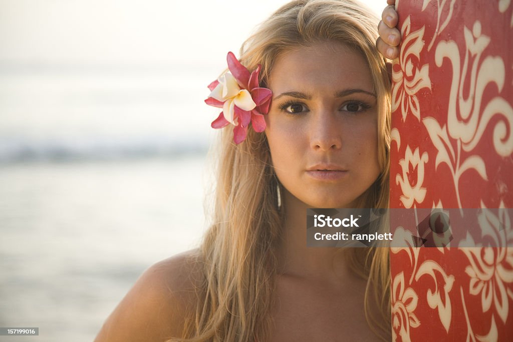 Chica surfista en Hawai - Foto de stock de Surf libre de derechos