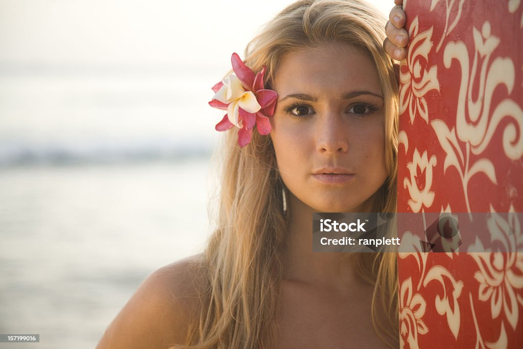 Серфер девочка на Гавайях - Стоковые фото Вайкики роялти-фри