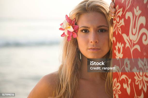 Серфер Девочка На Гавайях — стоковые фотографии и другие картинки Вайкики - Вайкики, Сёрфинг, 20-24 года