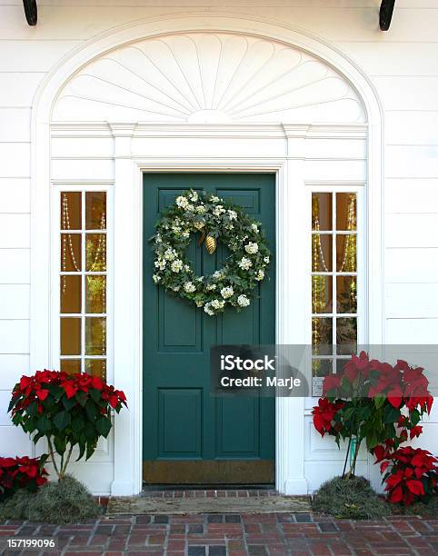 クリスマスのドア - ドアのストックフォトや画像を多数ご用意 - ドア, クリスマス, 飾り リース