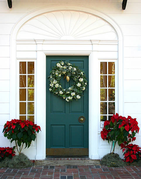 рождество дверь - poinsettia christmas wreath flower стоковые фото и изображения