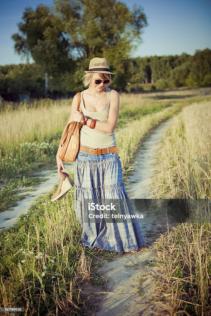 Giovane donna sul campo di grano - Foto stock royalty-free di Abbigliamento