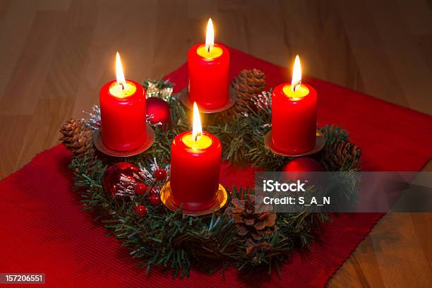 Corona Di Natale - Fotografie stock e altre immagini di Avvento - Avvento, Candela - Attrezzatura per illuminazione, Candela di Natale