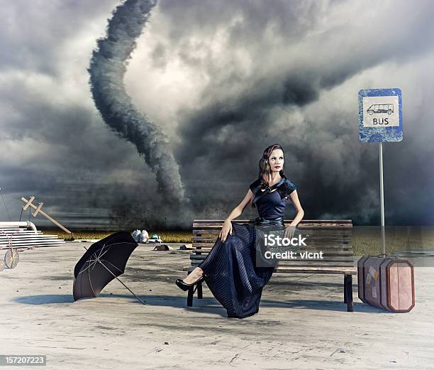 Frau Und Tornados Stockfoto und mehr Bilder von Eine Frau allein - Eine Frau allein, Frauen, Tornado