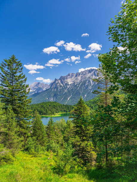 vista sul lago lautersee fino alle montagne del karwendel vicino a mittenwald, germania - lautersee lake foto e immagini stock