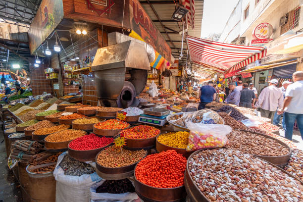 bauernmarkt in amman, jordanien - jordan amman market people stock-fotos und bilder