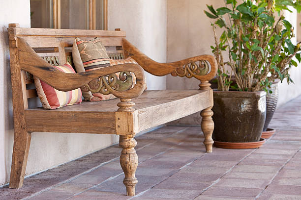 vecchia panchina sulla hacienda patio - window cushion old built structure foto e immagini stock