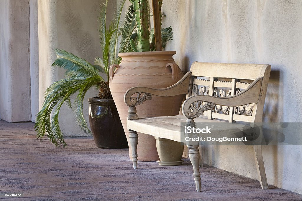 복도 벤치 및 화분에 심겨진 식물을 - 로열티 프리 집 내부 스톡 사진