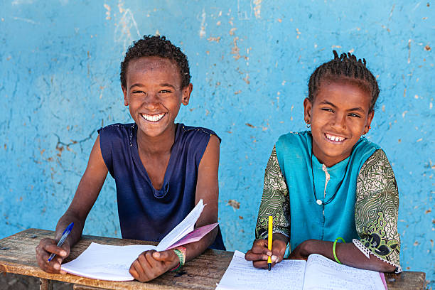 african children learning idioma inglés - village africa ethiopian culture ethiopia fotografías e imágenes de stock