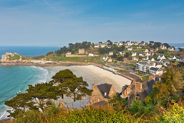 perros-guirec, małe miasto w zachodniej brittany, francja - brittany bay sea beach zdjęcia i obrazy z banku zdjęć