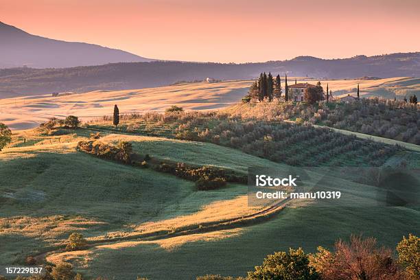 Typowy Krajobraz W Toskania - zdjęcia stockowe i więcej obrazów Toskania - Włochy - Toskania - Włochy, Bez ludzi, Budowla mieszkaniowa