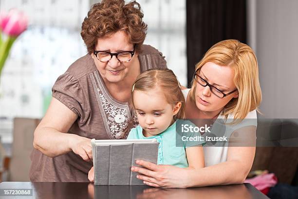 Familie Mit Tablet Pc Stockfoto und mehr Bilder von 30-34 Jahre - 30-34 Jahre, 4-5 Jahre, 60-64 Jahre