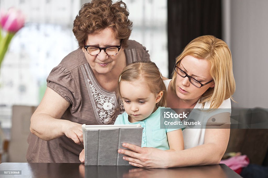 Famiglia con digital tablet - Foto stock royalty-free di 30-34 anni