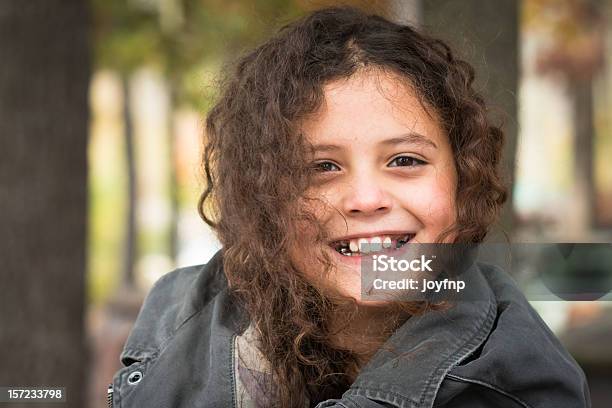 Gran Sonrisa Cálida Foto de stock y más banco de imágenes de Aire libre - Aire libre, Alegre, Cabello largo