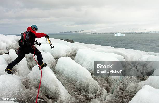 Photo libre de droit de Traverser Un Glacier banque d'images et plus d'images libres de droit de Antarctique - Antarctique, Crevasse, Exploration scientifique