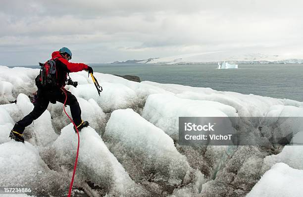 Foto de Atravessar Uma Geleira e mais fotos de stock de Antártica - Antártica, Cruzar, Exploração científica