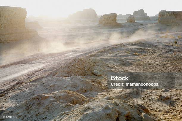 Xinjiang China Estrada No Deserto De Gobi - Fotografias de stock e mais imagens de Ao Ar Livre - Ao Ar Livre, China, Coluna Natural