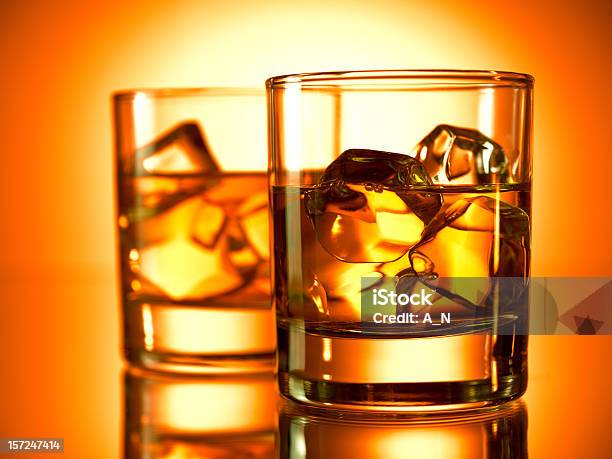 Zwei Whiskeys Stockfoto und mehr Bilder von Alkoholisches Getränk - Alkoholisches Getränk, Cocktail, Einzelner Gegenstand
