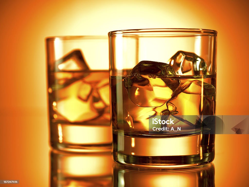 Dos whiskys - Foto de stock de Amarillo - Color libre de derechos