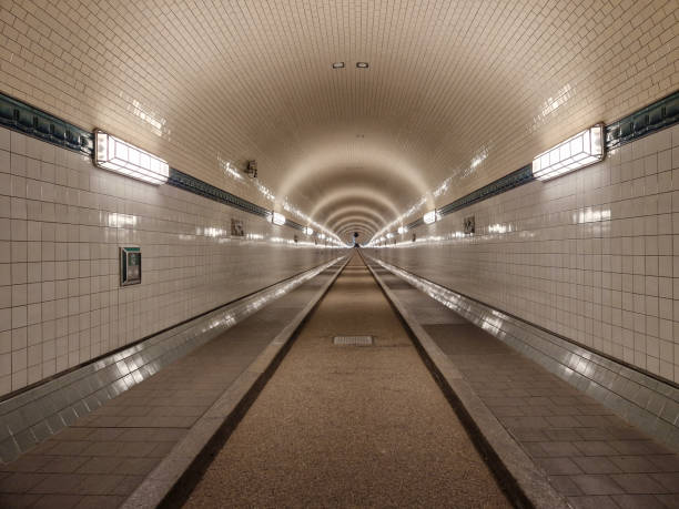 alter elbtunnel in hamburg, unterführung unter der elbe, weiße fleisen und beleuchtung, hamburg