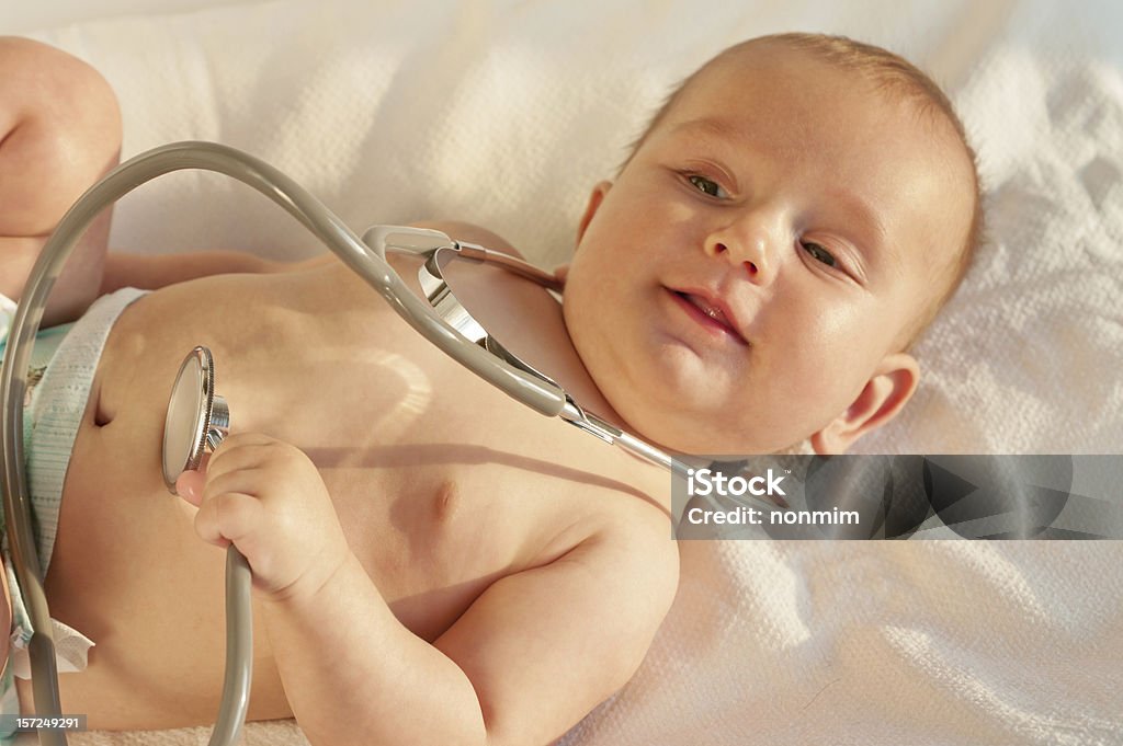 Bambino giocando con uno stetoscopio - Foto stock royalty-free di 0-11 Mesi
