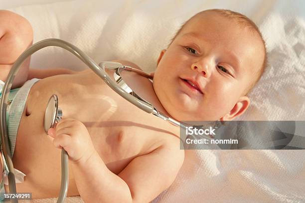 Bambino Giocando Con Uno Stetoscopio - Fotografie stock e altre immagini di 0-11 Mesi - 0-11 Mesi, Accudire, Ambulatorio medico