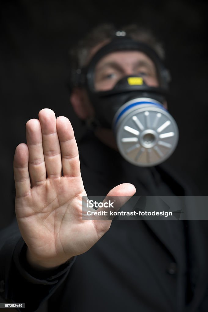 Hombre de negocios usando la máscara de gas. - Foto de stock de Bacteria libre de derechos