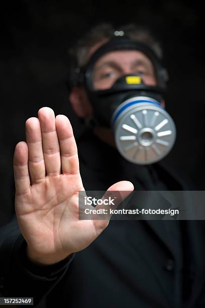 Uomo Daffari Indossando Una Maschera Antigas - Fotografie stock e altre immagini di Ambiente - Ambiente, Attrezzatura, Batterio