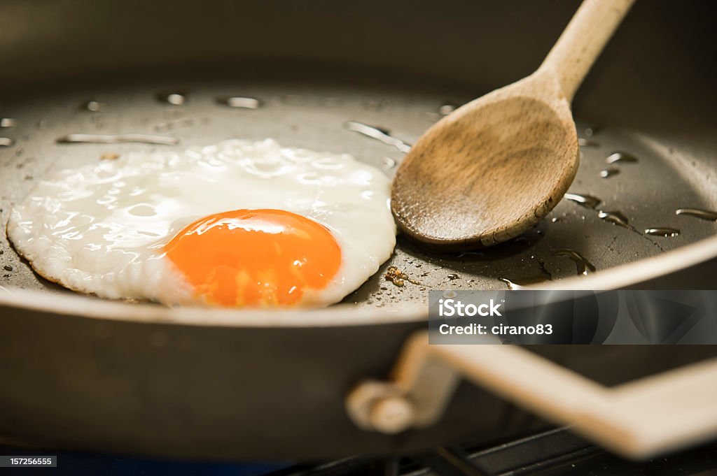 Cucina Uovo fritto - Foto stock royalty-free di Acciaio inossidabile