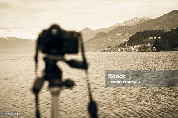 Aparat Cyfrowy Stojąc Przed Bellagio Jezioro Como - zdjęcia stockowe i więcej obrazów Alpy - Alpy, Aparat cyfrowy, Aparat fotograficzny