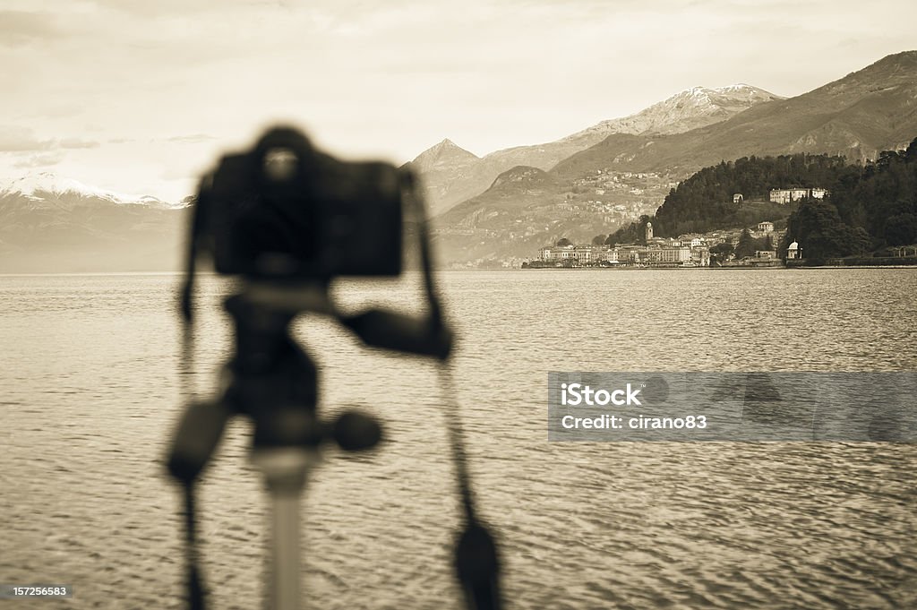 Câmara Digital em pé na frente do Bellagio, Lago de Como - Royalty-free Aldeia de Pescador Foto de stock