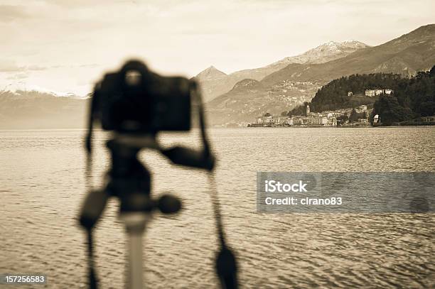 Câmara Digital Em Pé Na Frente Do Bellagio Lago De Como - Fotografias de stock e mais imagens de Aldeia de Pescador