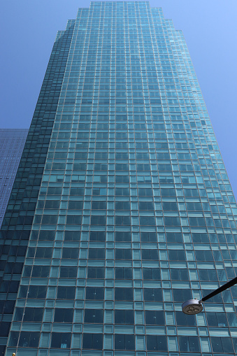 A tall skyscraper against a blue sky