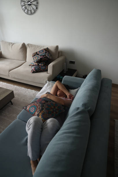 Depressed woman lying on sofa - fotografia de stock