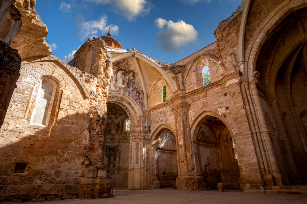iglesia cisterciense parcialmente demolida del monasterio de piedra en zaragoza - iluminación de techo abovedado fotografías e imágenes de stock