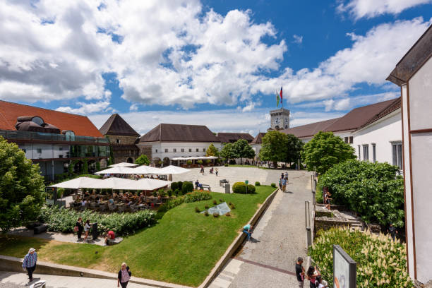 zamek w lublanie jest największym i najczęściej odwiedzanym zamkiem w stolicy słowenii. zamek w lublanie (słoweń: ljubljanski grad) - ljubljana flag slovenia scenics zdjęcia i obrazy z banku zdjęć