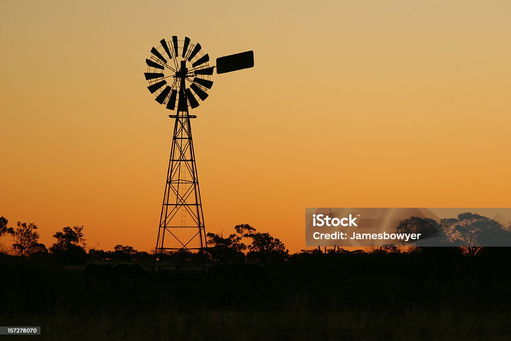 Molino de viento en Sunset - Foto de stock de Aerogenerador libre de derechos