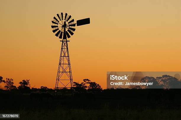 Molino De Viento En Sunset Foto de stock y más banco de imágenes de Aerogenerador - Aerogenerador, Australia, Zona interior de Australia