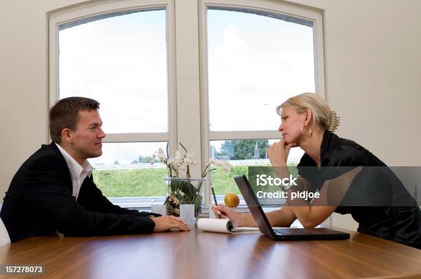 Sala De Reuniones Foto de stock y más banco de imágenes de Adulto - Adulto, Adulto joven, Asociación