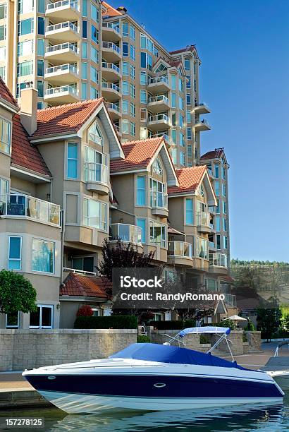 Waterfront Condomínio - Fotografias de stock e mais imagens de Apartamento - Apartamento, Atividade Recreativa, Barco com Vara