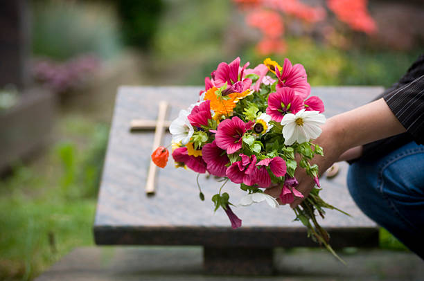 cementary - blommor grav bildbanksfoton och bilder