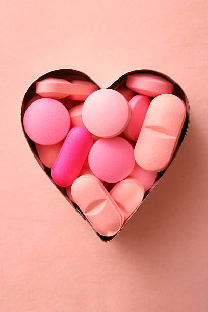 rose amoureux cachets - pill medicine laboratory narcotic photos et images de collection