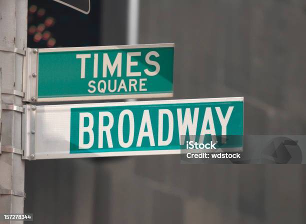 Площади Таймссквер И Broadway Street Организма — стоковые фотографии и другие картинки Таймс-Сквер - Манхэттен - Таймс-Сквер - Манхэттен, Дорожный знак, Бродвей - Нью-Йорк