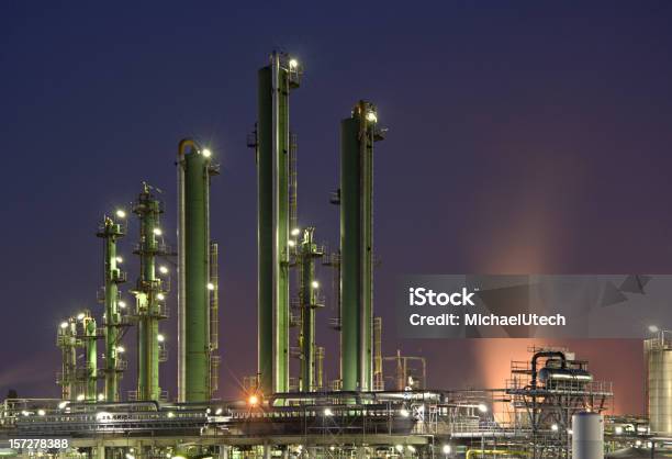 Raffinerie Towers Mit Lila Sky Stockfoto und mehr Bilder von Abenddämmerung - Abenddämmerung, Abgas, Arbeitsstätten