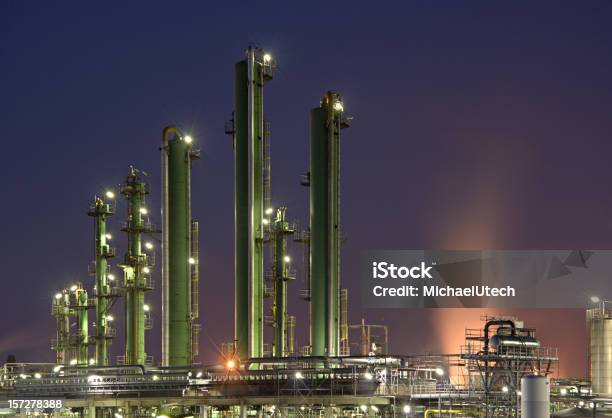 Torres De Refinaria Com Céu Roxo - Fotografias de stock e mais imagens de Abastecer - Abastecer, Alto - Descrição Física, Anoitecer