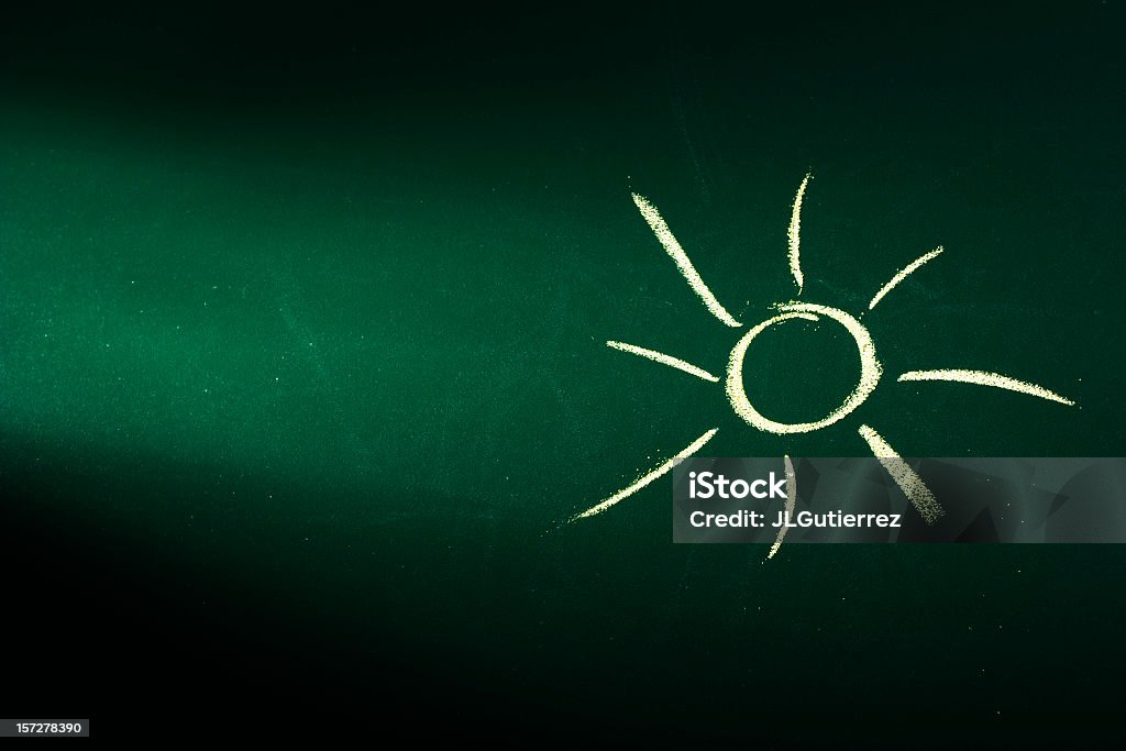 太陽の下にある黒板にイエローのチョーク - アイデアのロイヤリティフリーストックフォト