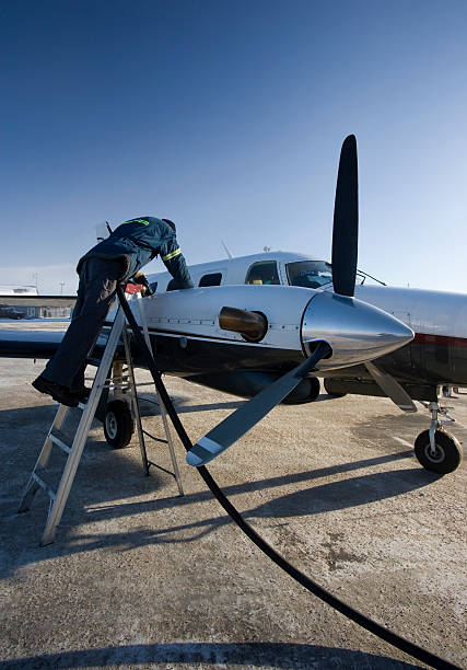 echar combustible el turboprop - small airplane air vehicle propeller fotografías e imágenes de stock