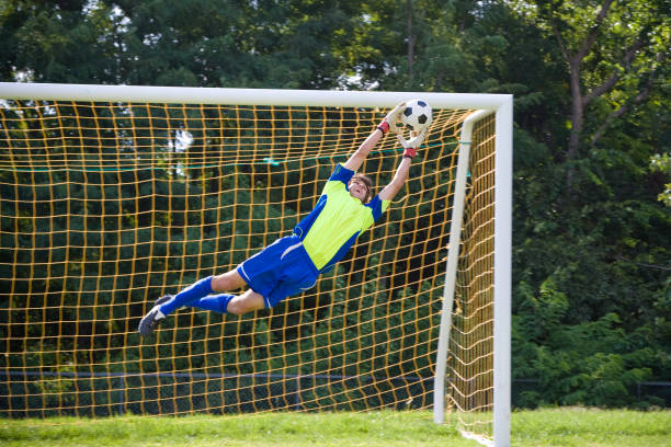 action aufnahme von fußball torhüter - torhüter stock-fotos und bilder