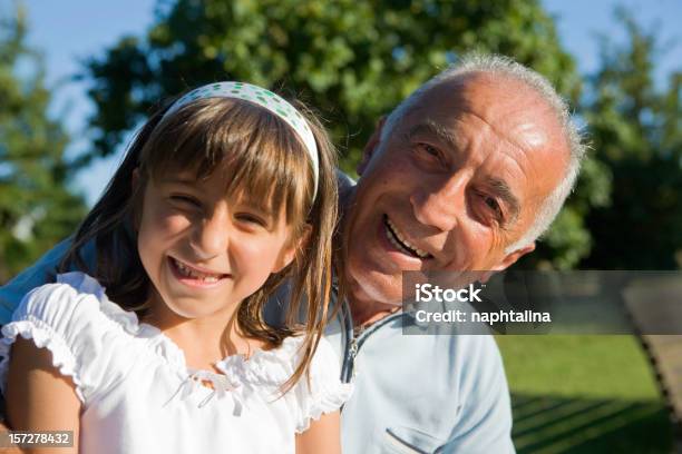 Photo libre de droit de Souriant Famille banque d'images et plus d'images libres de droit de Adulte - Adulte, Adulte d'âge mûr, Amour