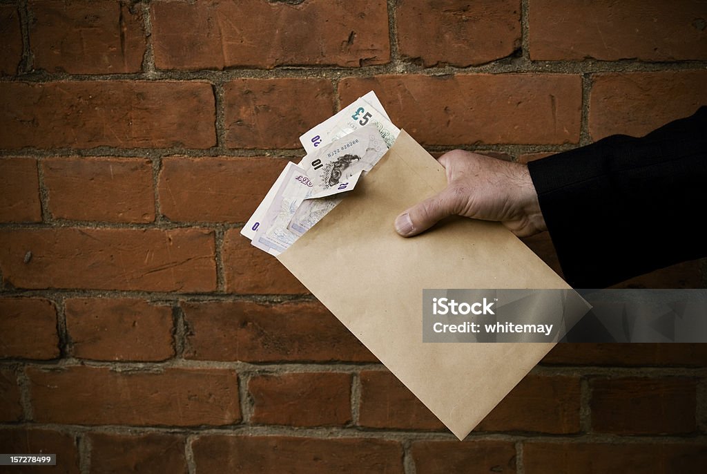 Hände halten Umschlag und Banknoten - Lizenzfrei Bestechung Stock-Foto